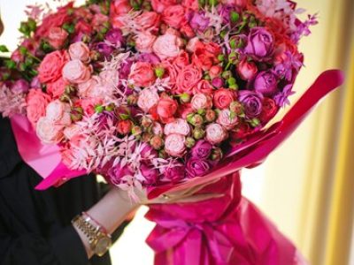 woman-holding-large-bouquet-flowers_852340-44494